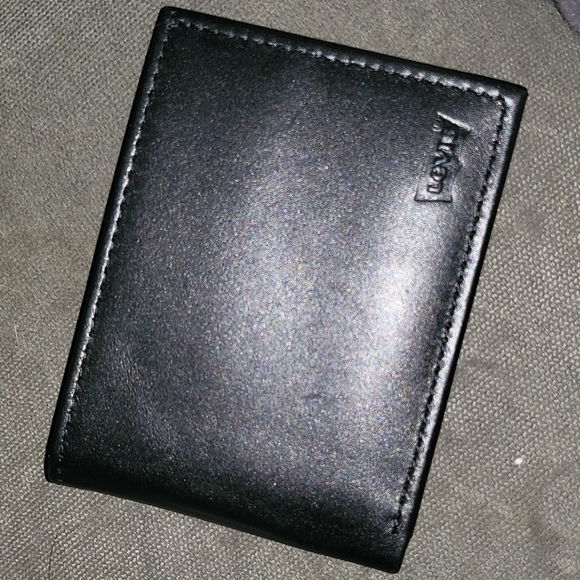 Levi's Other - Levis Genuine Leather Bi-Fold Wallet
